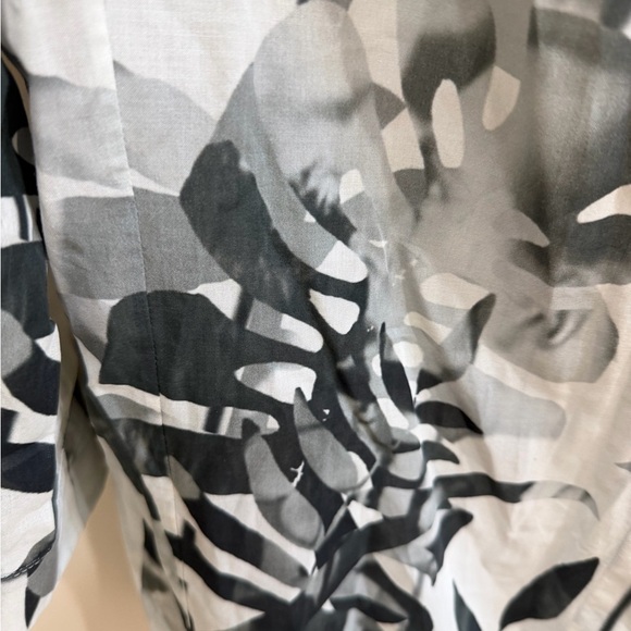 AKRIS Silk Crêpe Shirt Blouse Leaf Print Blouse (106) - Picture 2 of 5